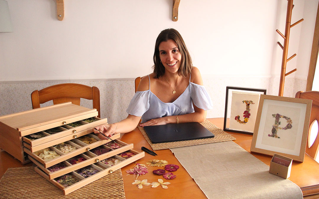Lacueva, en la casa rural La Mimbrera para la que ha creado toda la identidad visual, con su ordenador de trabajo y sus cajones de flores secas, su "pequeño mundo" portátil. / B. Severino