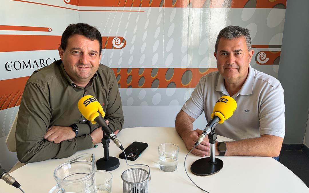 Miguel Ángel Estevan, alcalde de Alcañiz; y Eduardo Orrios, Concejal de Seguridad Ciudadana en los estudios de Radio La Comarca./ LA COMARCA
