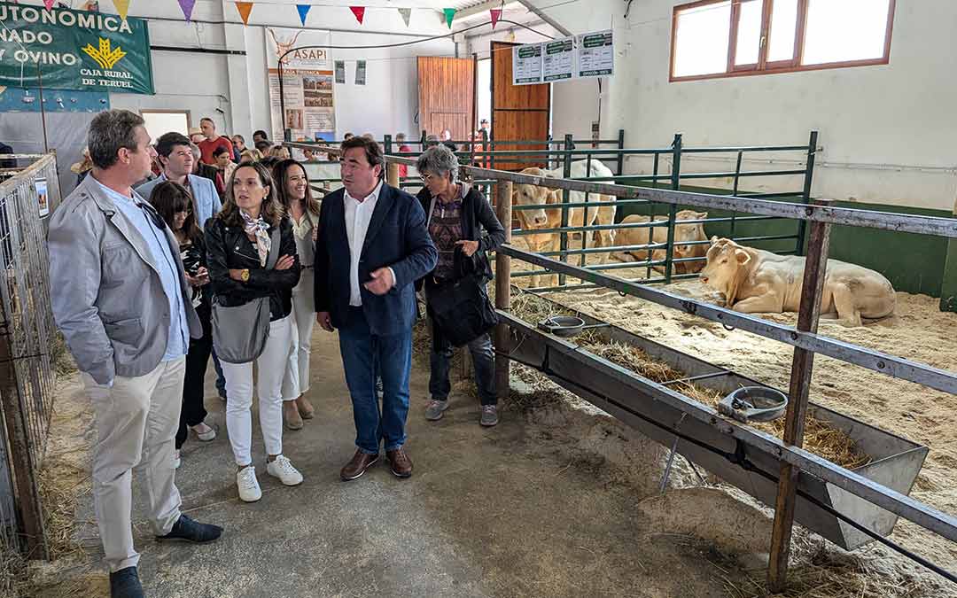 El alcalde de Cantavieja, Ricardo Altabás, acompañado por destacadas autoridades durante la inauguración del sábado./ Ayto. Cantavieja
