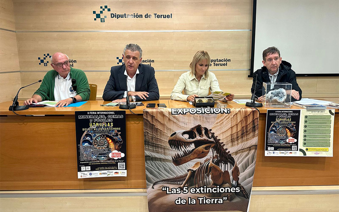 De izquierda a derecha: Antonio Fontenla, concejal de Turismo; Joaquín Moreno, alcalde de Utrillas; Beatriz Redón, diputada delegada del área de Bienestar Social; y Juan Carlos Escudero, paleontólogo y coordinador de la feria./ Ayuntamiento de Utrillas