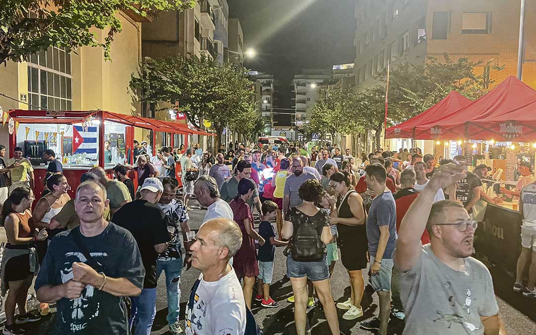 Fiesta en la avenida Aragón./ C. Ortiz