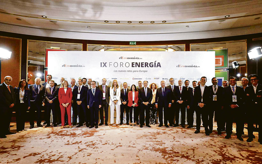 Foto de familia de todos los ponentes y organizadores del Foro de la Energía en el que participaron más de 20 agentes sociales y económicos y que contó con el patrocinio de 50 empresas. /Economista