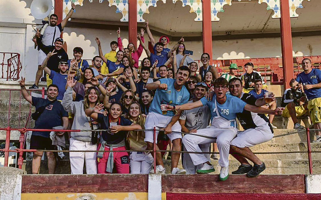Foto de familia de las fiestas del año pasado cuando surgió la idea de crear este movimiento./ Grada de Animación
