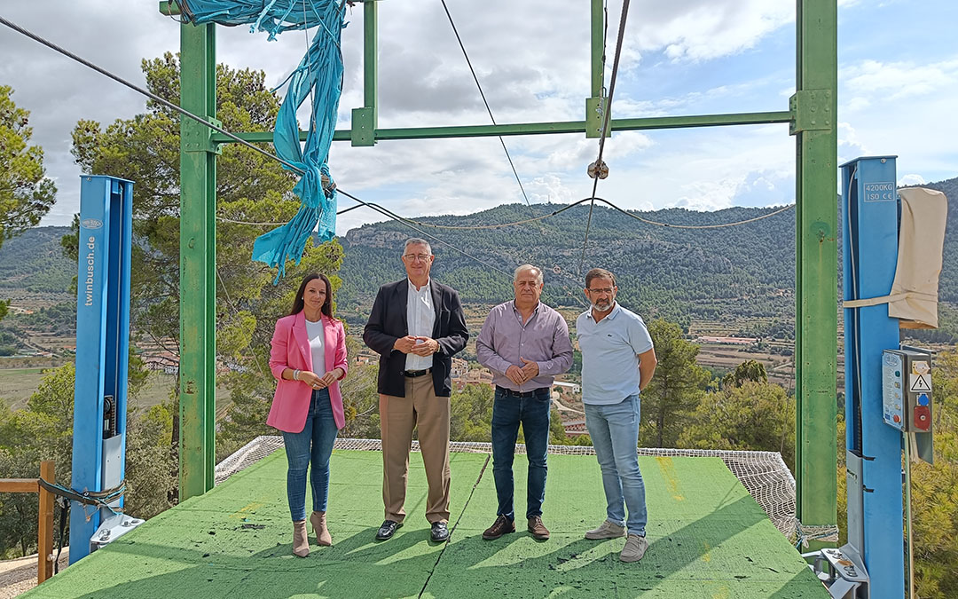 El consejero Blasco, junto a la alcaldesa de Fuentespalda, Nerea Caldú, el presidente comarcal Camps y el senador Carlos Boné./ DGA