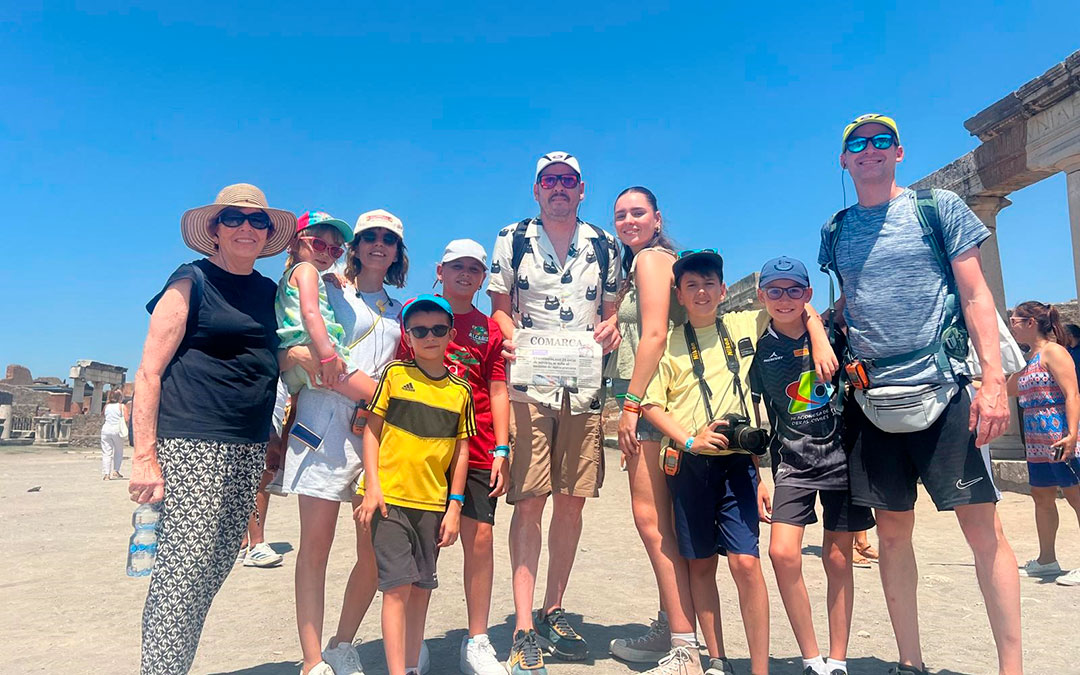 La familia Boné de Alcañiz, en Pompeya, una de las paradas del crucero que realizaron durante el mes de julio. Han sido los afortunados del premio de la escapada para en el Hotel Rural Les Capçades. /L.C