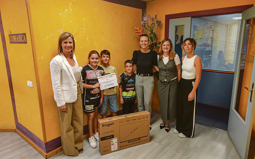 La directora de La COMARCA, los ganadores y las responsables comerciales del periódico entregando el premio./ L.C