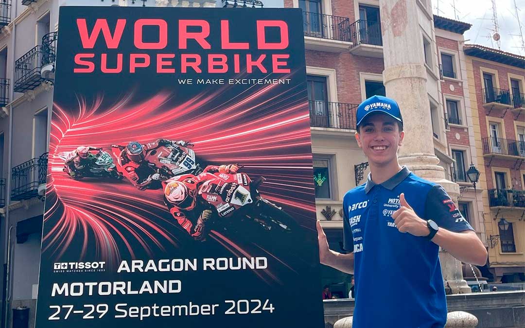 Gonzalo Sánchez este miércoles junto al cartel oficial de Superbikes 2024./ Motorland.