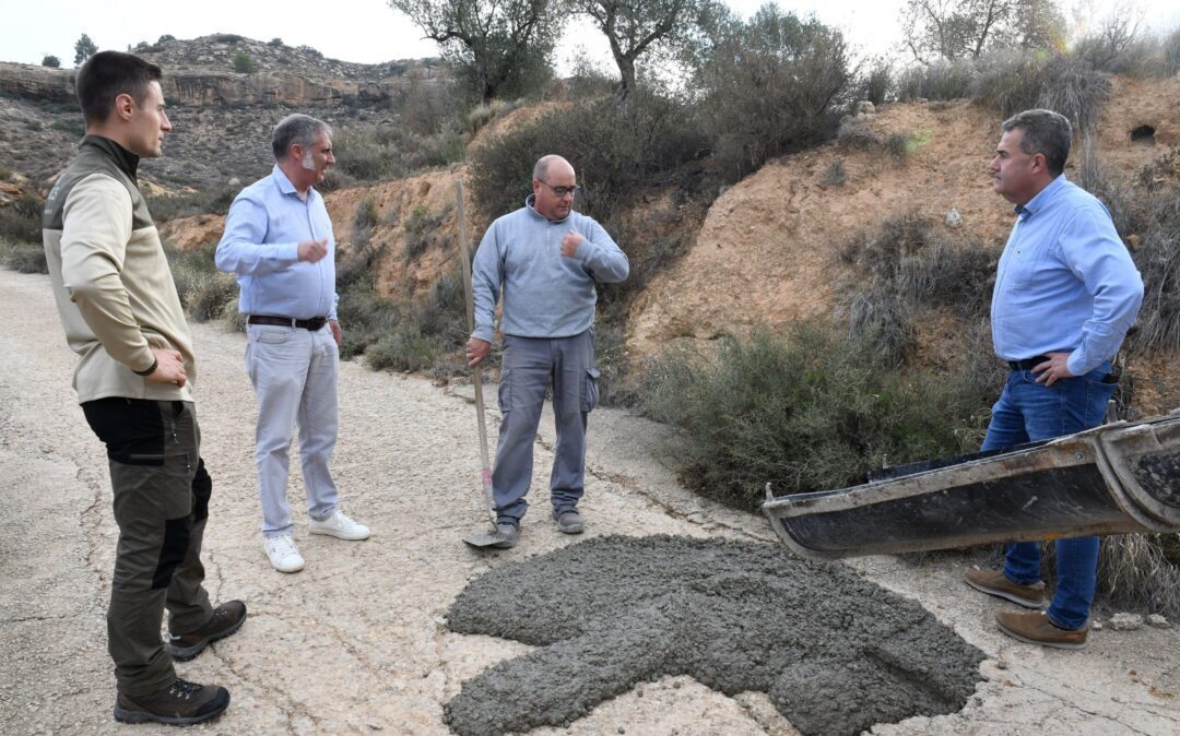 Eduardo Orrios, segundo teniente de alcalde (derecha) y Ramiro Domínguez, Concejal de Caminos y Comercio (segundo por la izquierda), durante los trabajos de hormigonado del camino Santa Bárbara./ Ayuntamiento de Alcañiz