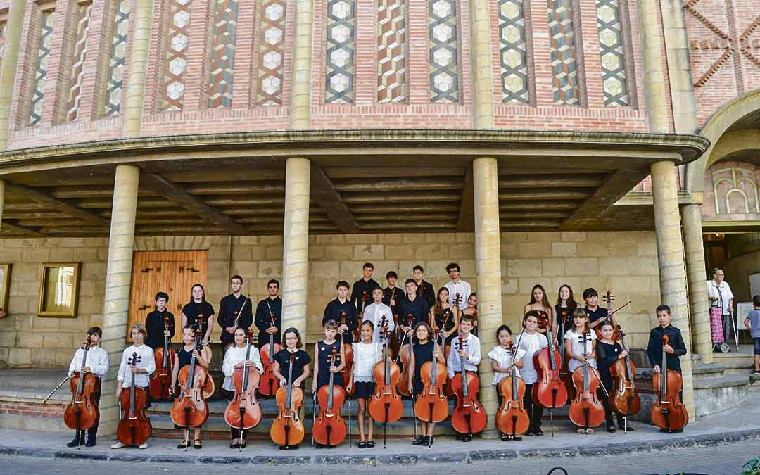 Participantes de la décima edición del certamen en la fachada del Teatro Municipal de Alcañiz./ V.D.