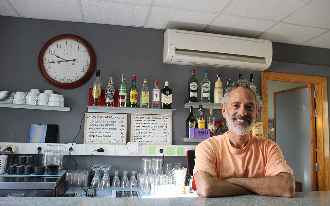 Joaquín Ruiz detrás de la barra del bar del albergue de Jatiel donde va ampliando servicios. / B. Severino