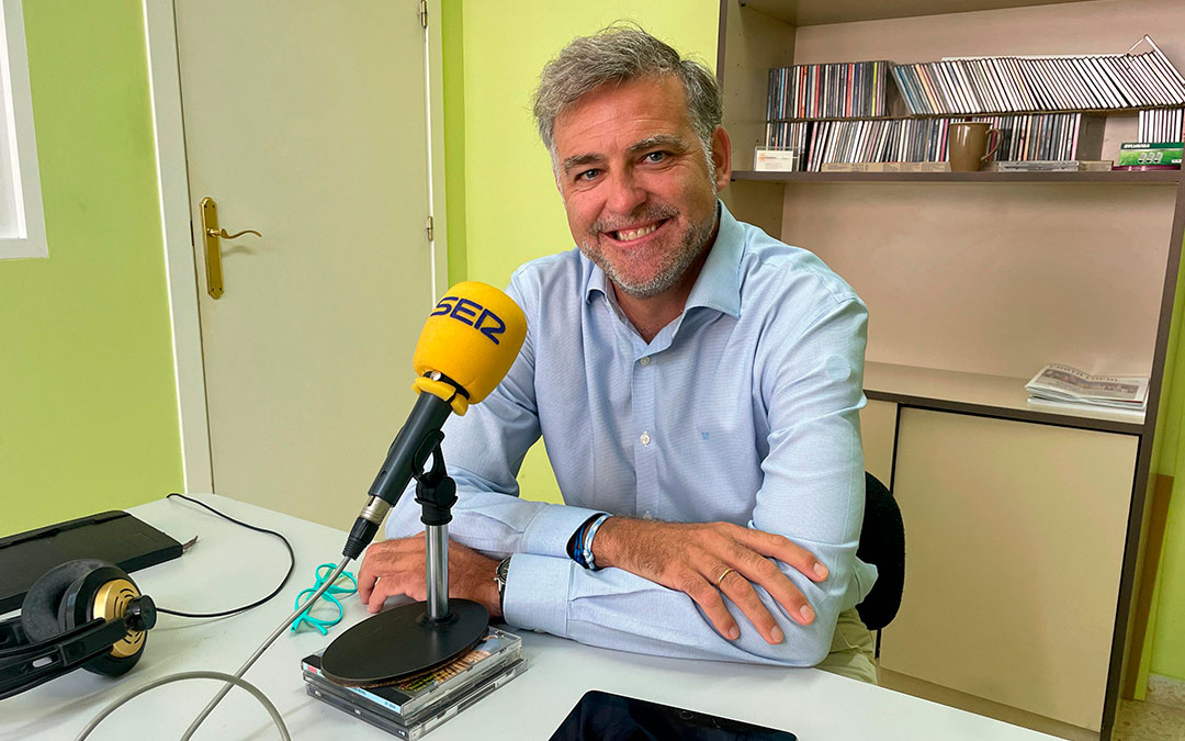 Javier Andronegui, técnico Cámara de Comercio en Radio Caspe./ S.F.