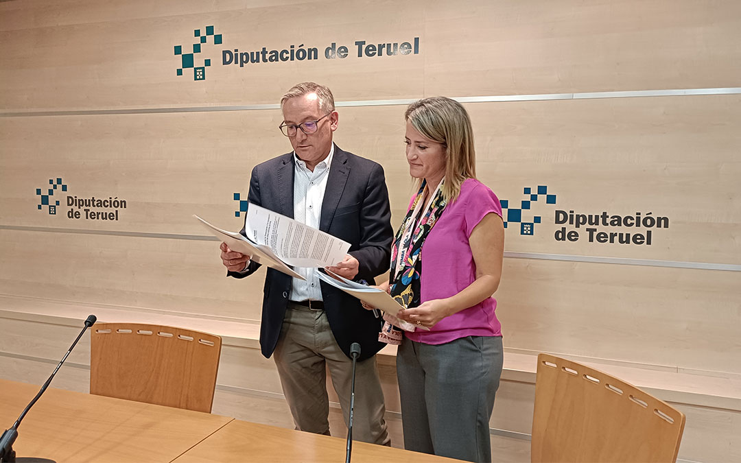 El presidente de la Diputación de Teruel, Joaquín Juste, y la diputada delegada del área de Hacienda, Yolanda Sevilla, durante la presentación de los datos en rueda de prensa./ DPT