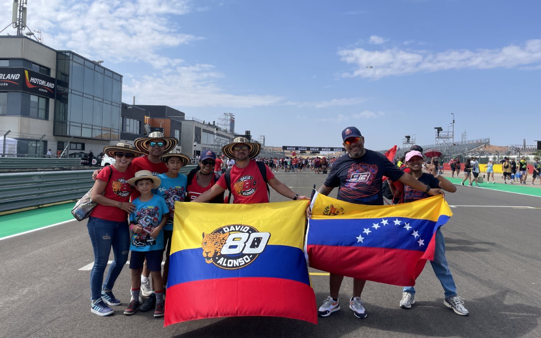 Dos familias que se hicieron amigas durante el GP de Aragón. A la izquierda, la procedente de Colombia, que es familia del piloto de Moto3 David Alonso; y a la derecha, la originaria de Venezuela./ María Celiméndiz
