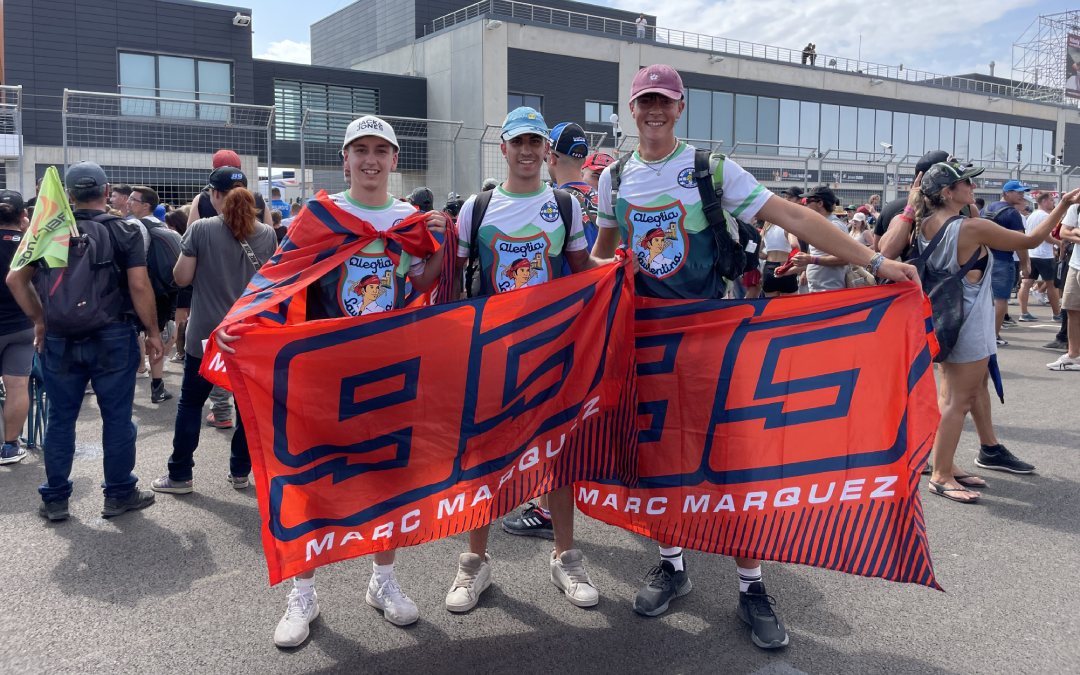 Miguel, Sergio y Marcelo, de Huesca, apoyando al ocho veces campeón del mundo./ María Celiméndiz