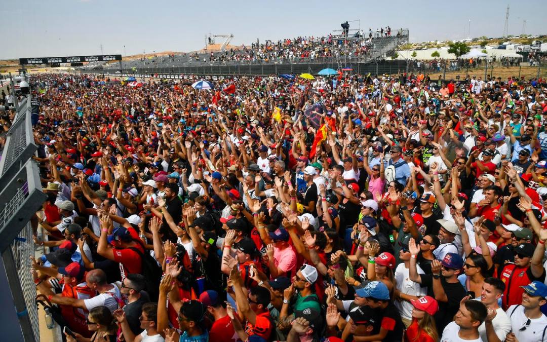 Invasión de la pista para celebrar el podio./ Motorland