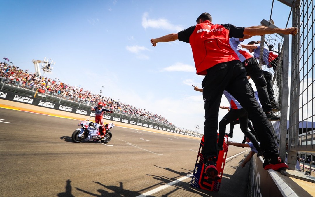 El de Cervera saludando a su equipo, Gresini, tras cruzar primero la línea de meta./ Motorland