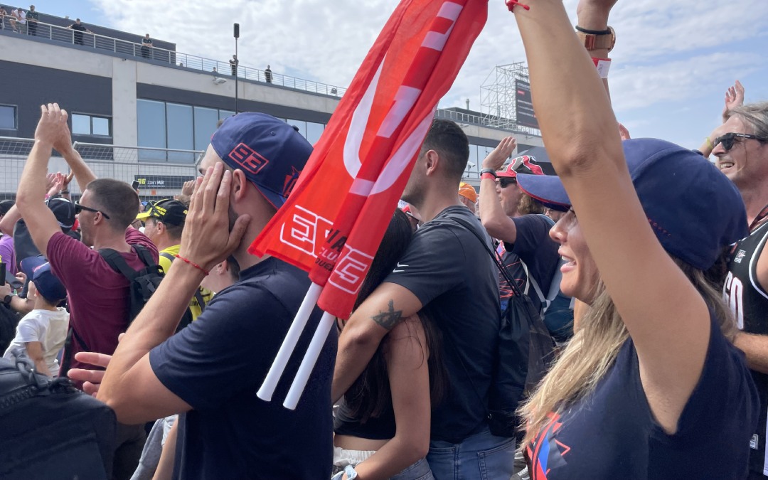 Los fans de Márquez no dudaron en correr desde la grada que le animaban hasta el podio./ María Celiméndiz