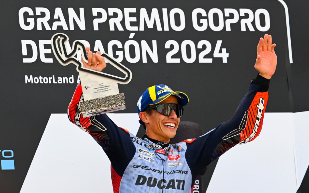 Marc Márquez, en el podio celebrando su victoria en el Gran Premio de Aragón 2024./ Motorland
