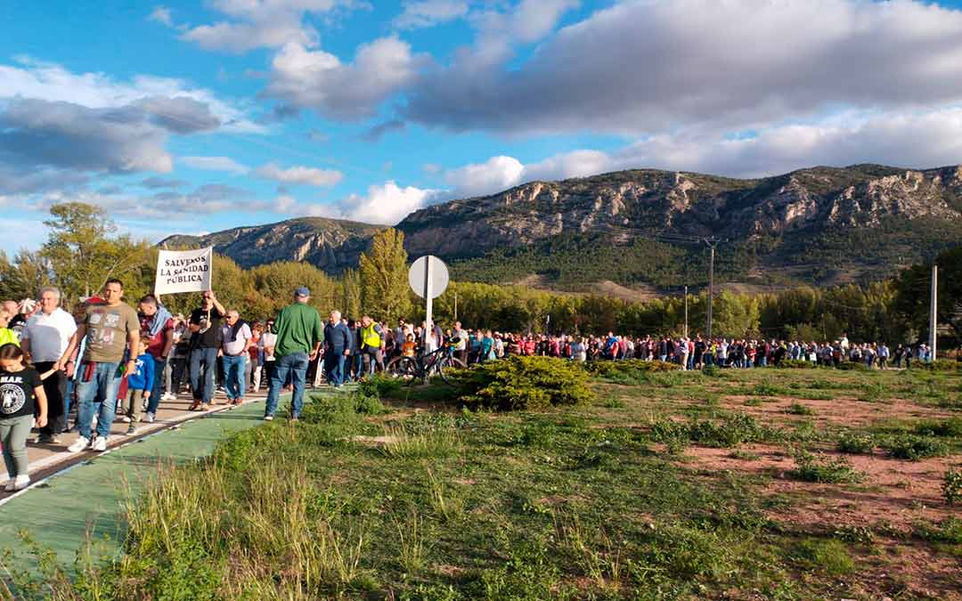 Marcha en la rotonda de Montalbán este miércoles en protesta por la situación sanitaria./MAR
