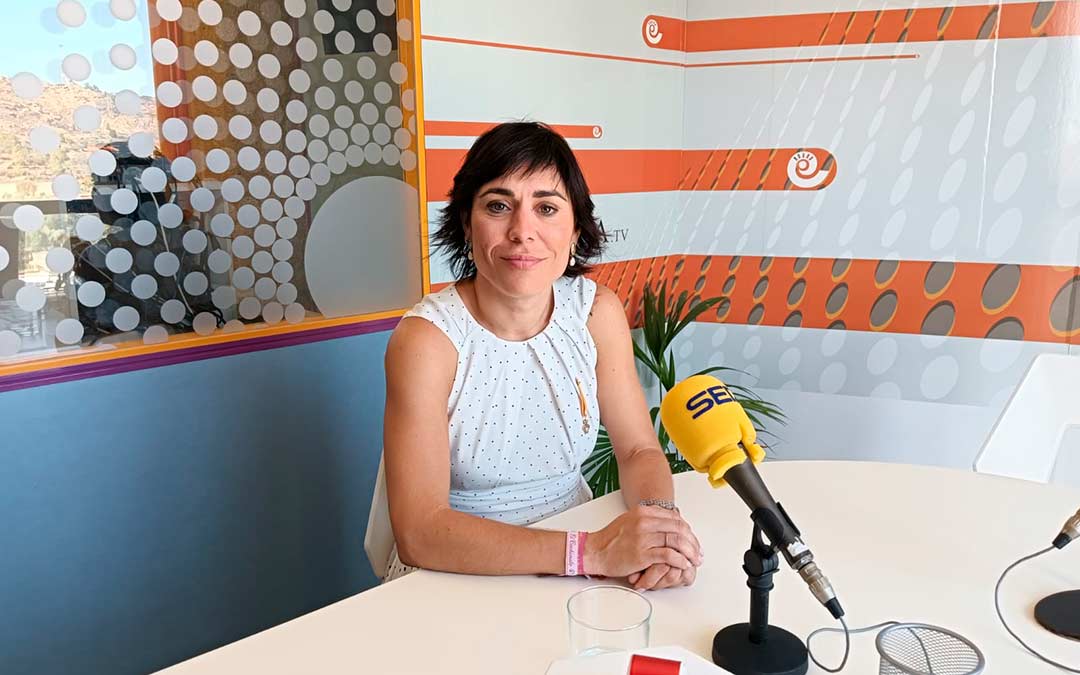 Marta Alquezar en los estudios de Radio La Comarca./ J.L.