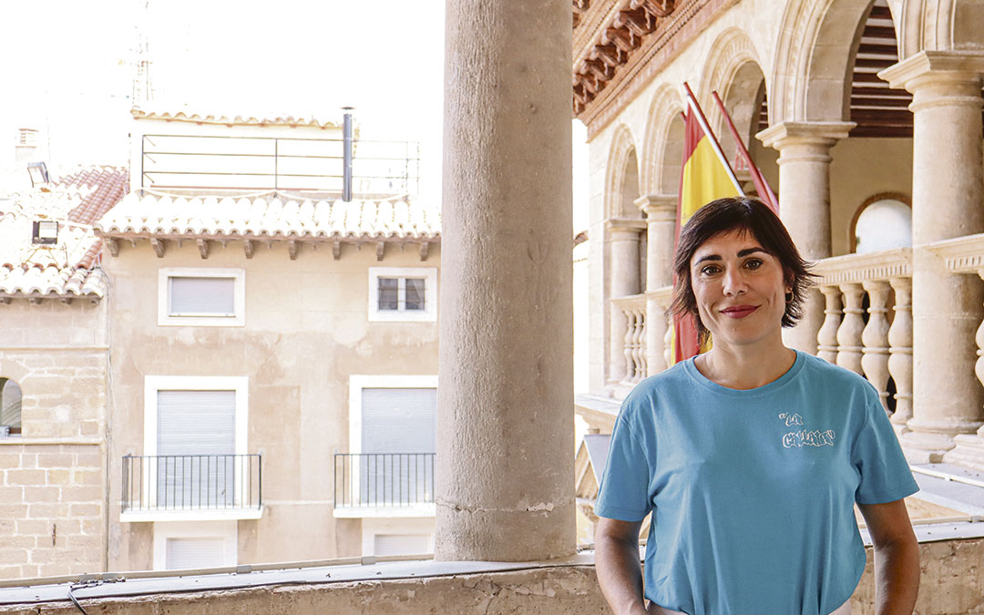 Marta Alquézar es la concejal de Fiestas del consistorio alcañizano y, junto a su equipo y el técnico de Festejos, Tito Lizana, han trabajado para conseguir unas fiestas completas. / Alba Zurita