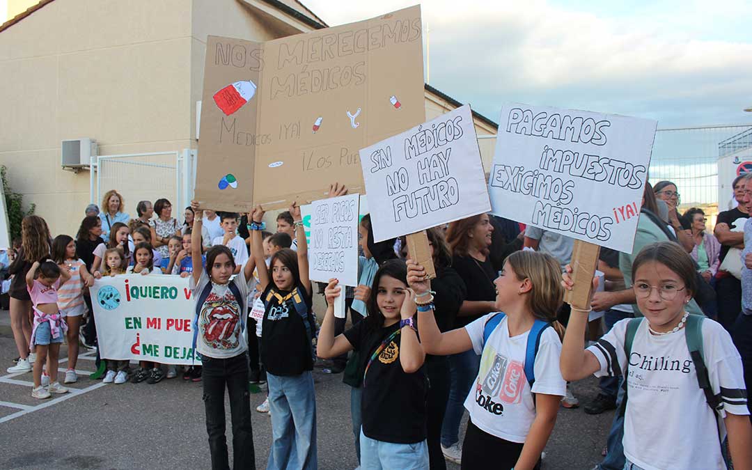 Los niños han sido protagonistas reivindicando por la sanidad en sus pueblos./ L. Castel