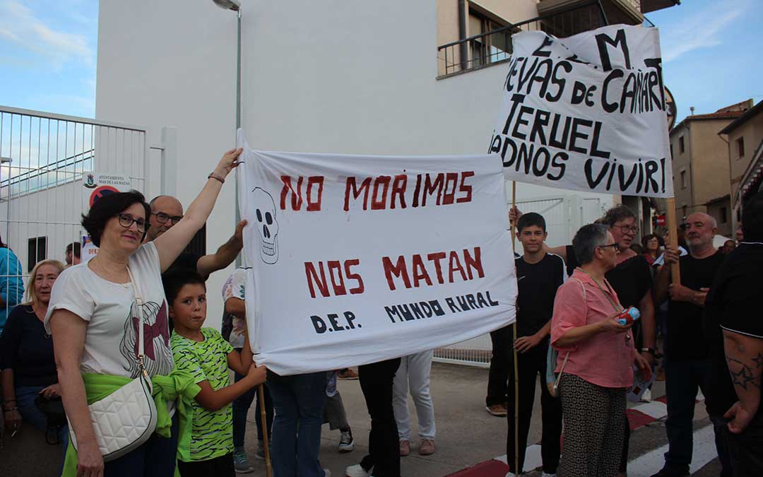 Dos jóvenes de Cuevas de Cañart piden que les "dejen vivir" en su pueblo / L. Castel