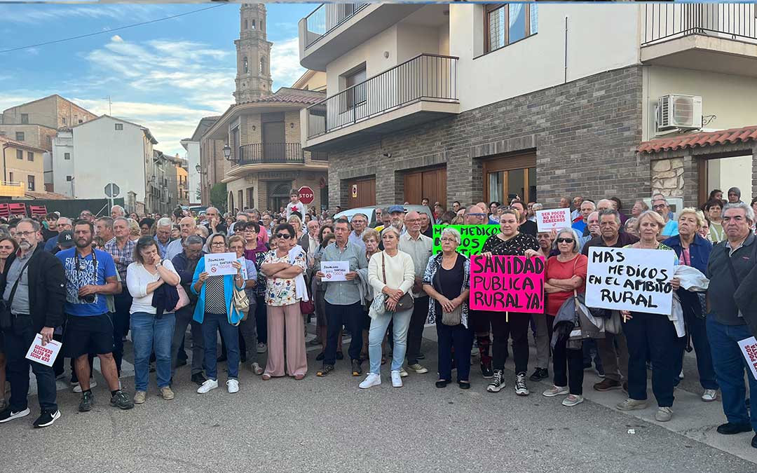 Los asistentes han acudido con carteles / L. Castel