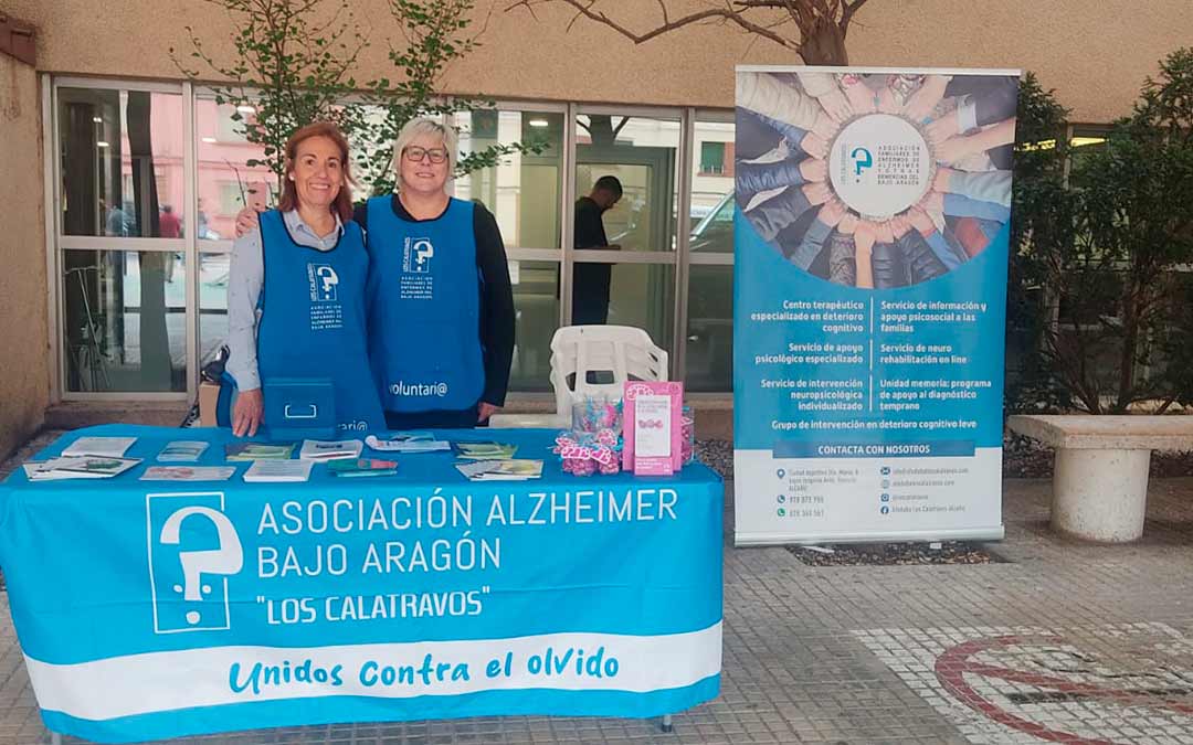 Mesa informativa instalada en Alcañiz por parte de la Asociación Alzheimer Bajo Aragón./AFEDABA Los Calatravos