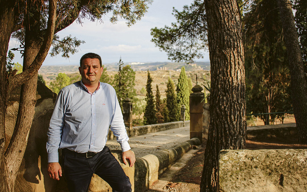 El alcalde, Miguel Ángel Estevan, en la subida a Pueyos, donde se celebra la romería el lunes 9. Es uno de sus actos favoritos y en el que este año estrenará traje de baturro alcañizano. / Jorge Peréz