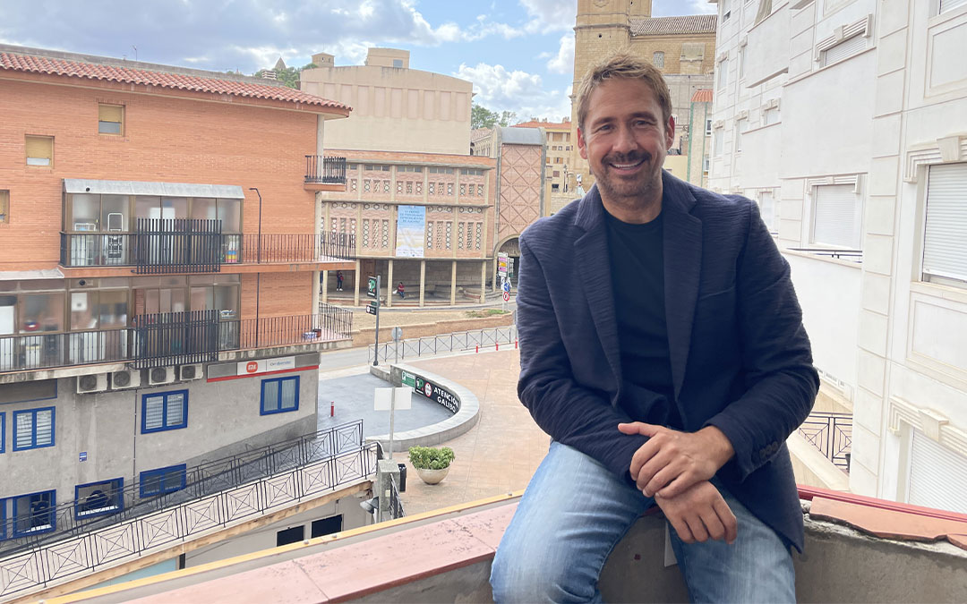 El productor y director Miguel Ángel Tobías con el teatro de Alcañiz de fondo, donde se celebró el Curso de Periodismo del que formó parte./ María Celiméndiz