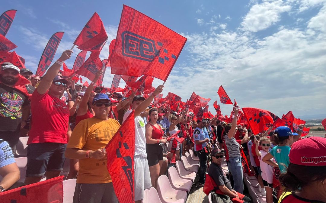 Los fans desplegaron banderas con el famoso 93./ C.O.