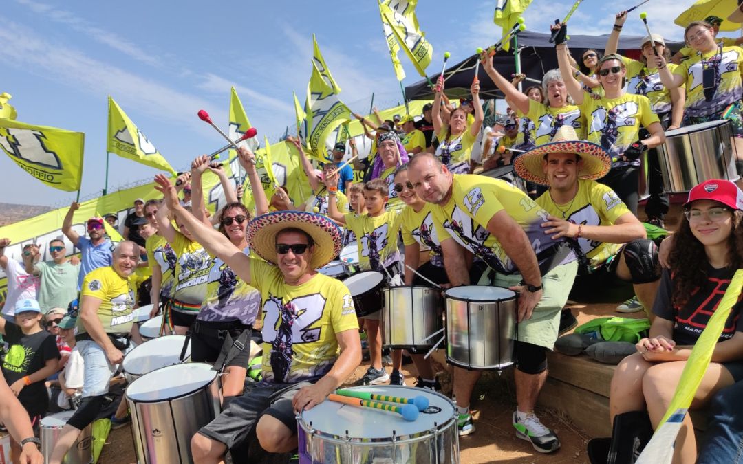 La batucada Alcabatuk animó al club de fans de Maverick Viñales./ A. Gracia.