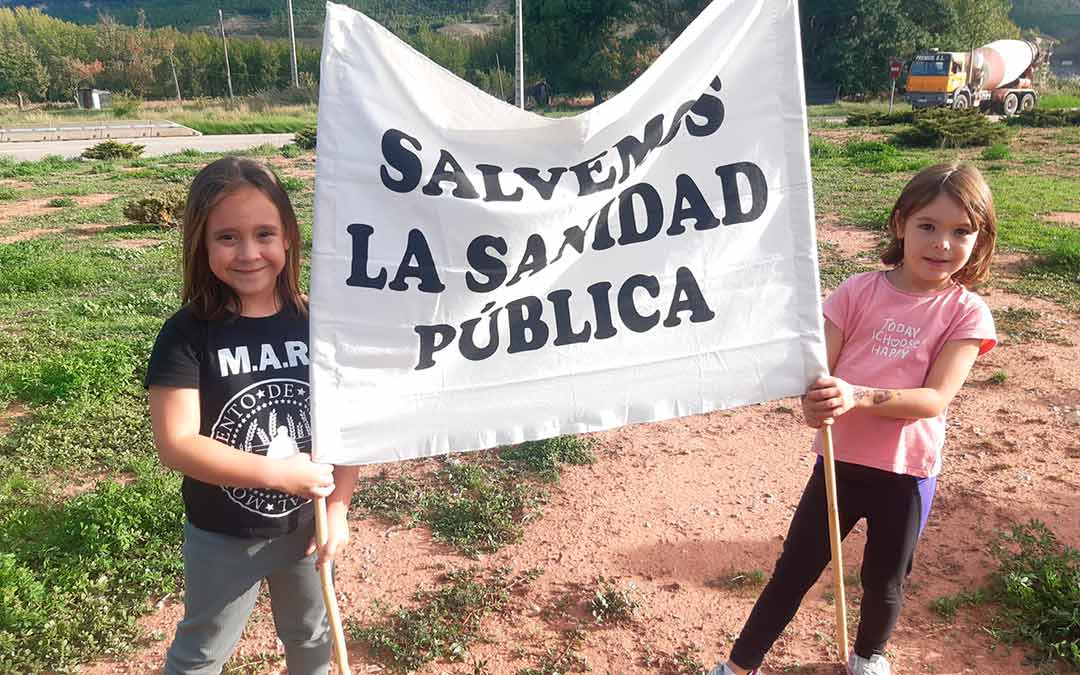 Dos niñas sujetando la pancarta reivindicativa en la protesta./MAR