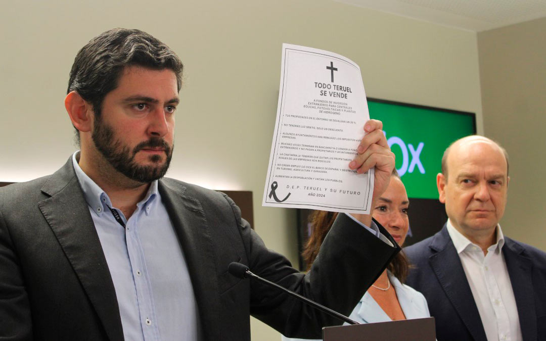 Alejandro Nolasco en primer plano este miércoles en la rueda de prensa desde las Cortes de Aragón./Vox