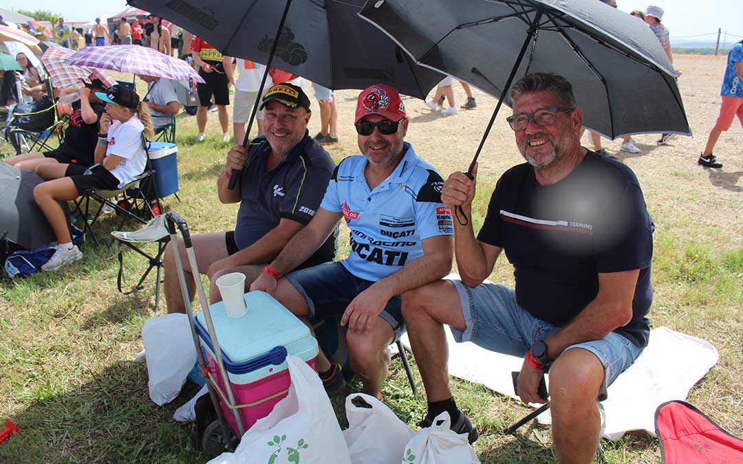 José Miguel Espinosa y Mariano Melero con un amigo disfrutando de la MotoGP desde la pelouse 6 / L. Castel