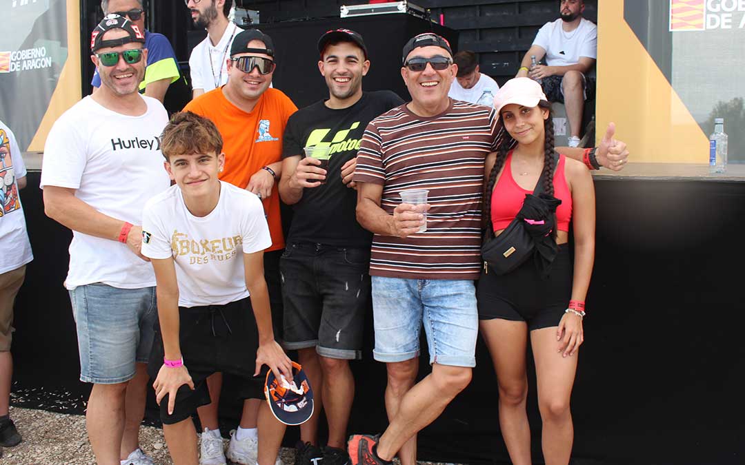 Joan Martínez con familia y amigos en la pelouse 6 / L. Castel