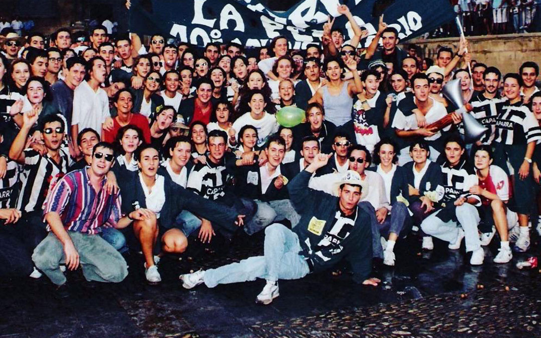 Celebración del décimo aniversario de la peña ‘La Caparra’ con todos sus integrantes en la plaza de España./ Peña La Caparra