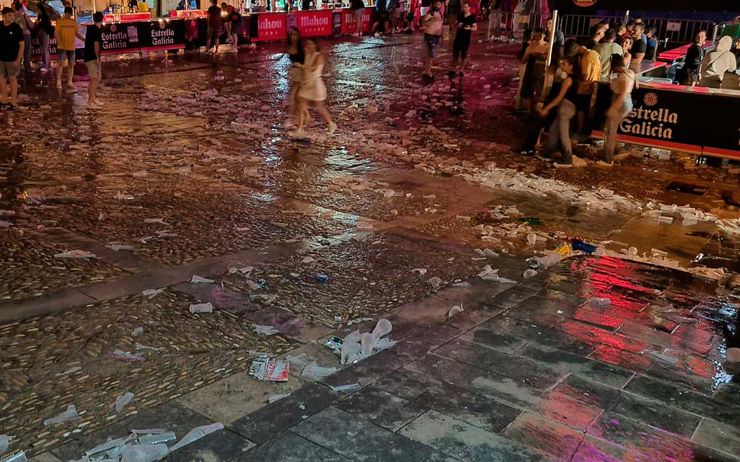 La limpieza de las calles se adelantó y mejoró. En la imagen, el fin de la fiesta el sábado por la lluvia / M. Blas