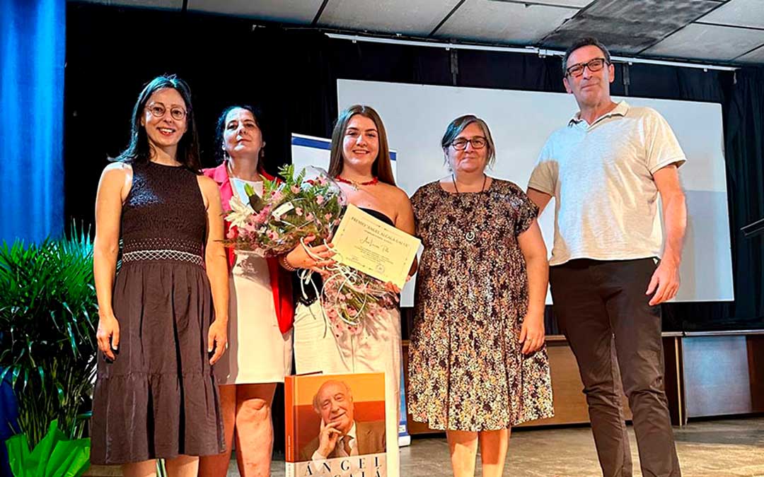 Ana Lecina, junto a varios de sus profesores y el alcalde de Andorra, Rafael Guía./ Celan