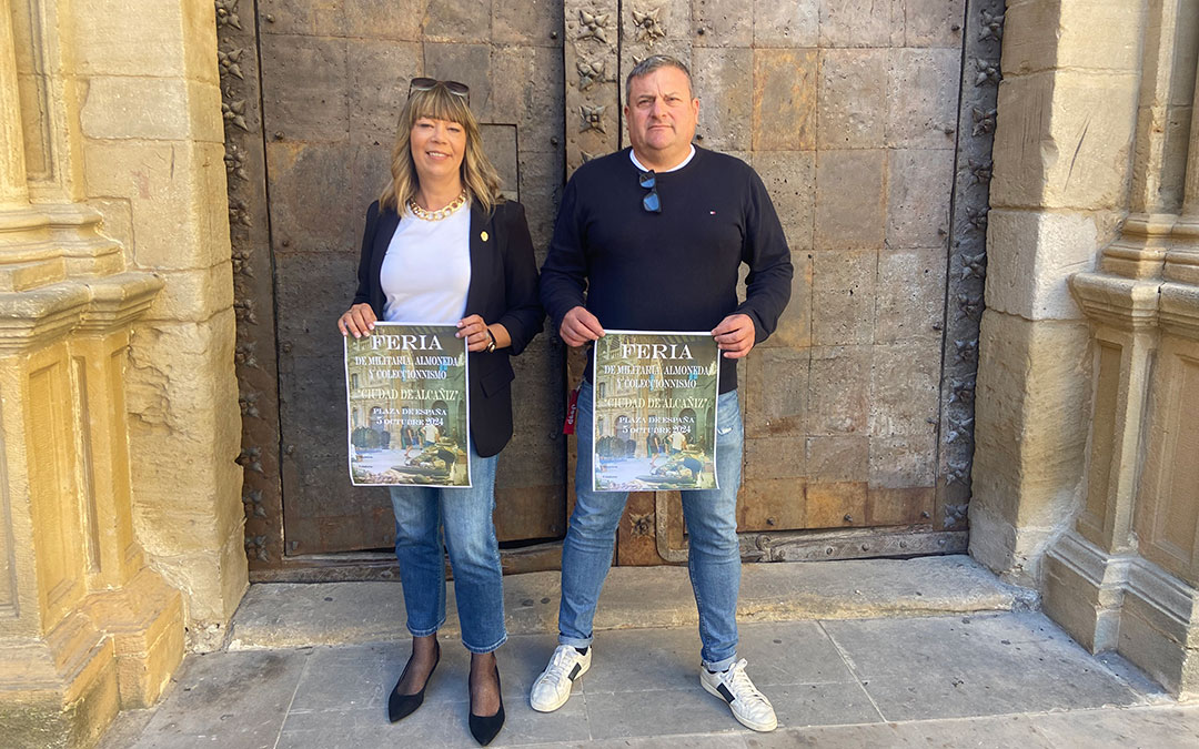 Presentación de la Feria Militaria, Almoneda y Coleccionismo este lunes en la plaza de España. / A.Z