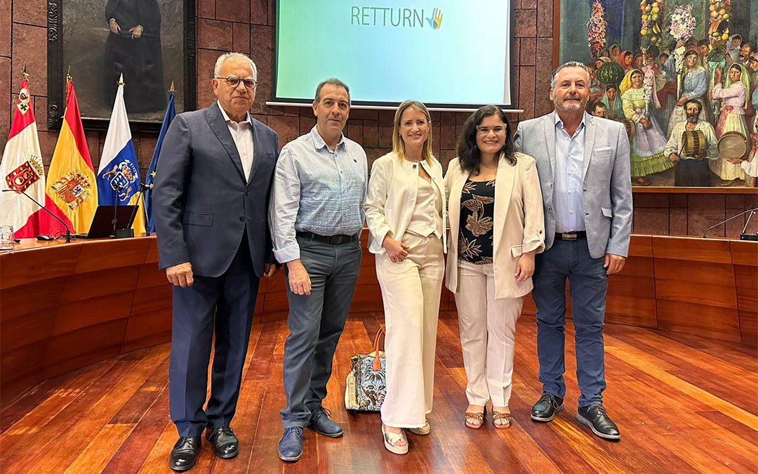 Carmelo Pérez, presidente de la FACMP, junto con representantes del resto de las federaciones participantes, y el presidente del Cabildo de la Gomera, Casimiro Curbelo, en la inauguración del encuentro./ FACMP