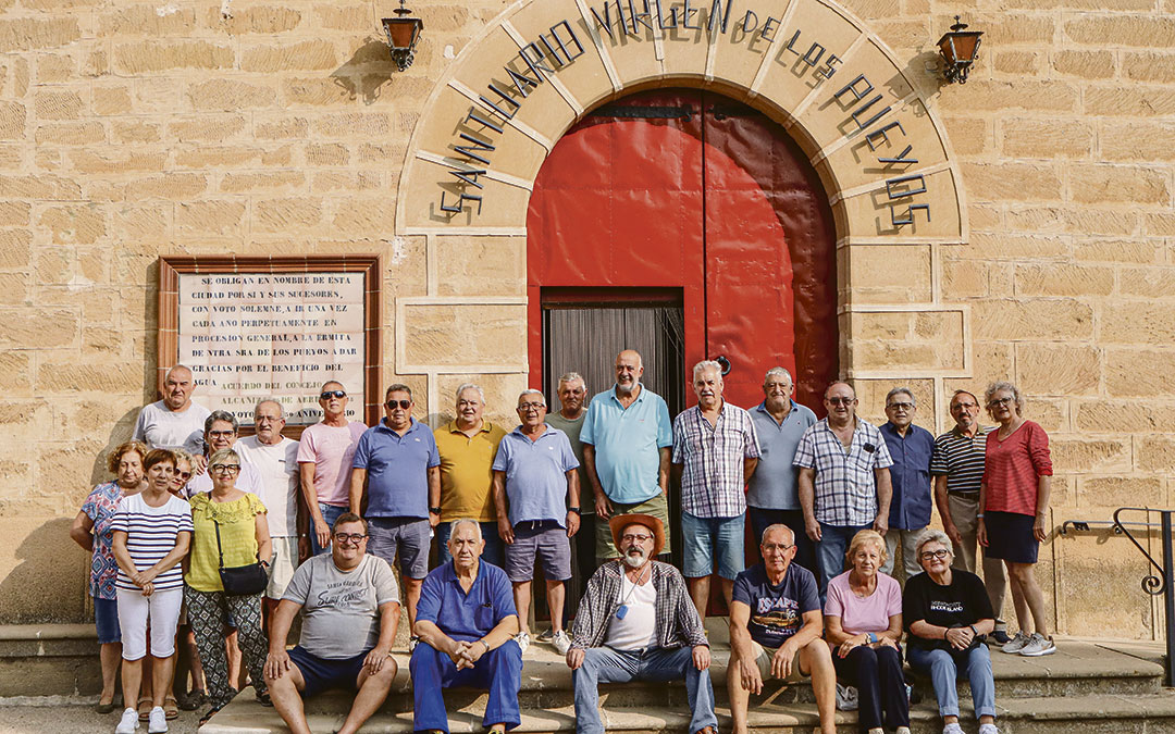 Foto de grupo de la mayoría de Quintos del 78 en el Santuario de la Virgen de los Pueyos tras la jornada de trabajo. / Alba Zurita