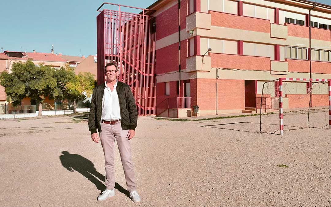 Rafa Guía, alcalde de Andorra, en el patio del colegio Juan Ramón Alegre./ PSOE-Teruel.