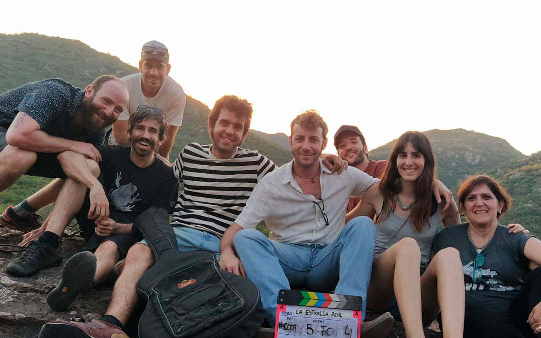Claudia Andrés (segunda dcha.) en Cerro Colorado en el rodaje argentino de ‘La Estrella Azul’. Encontraron a la niña protagonista cuando se acercó al ver a Claudia con una cámara. / L.C.