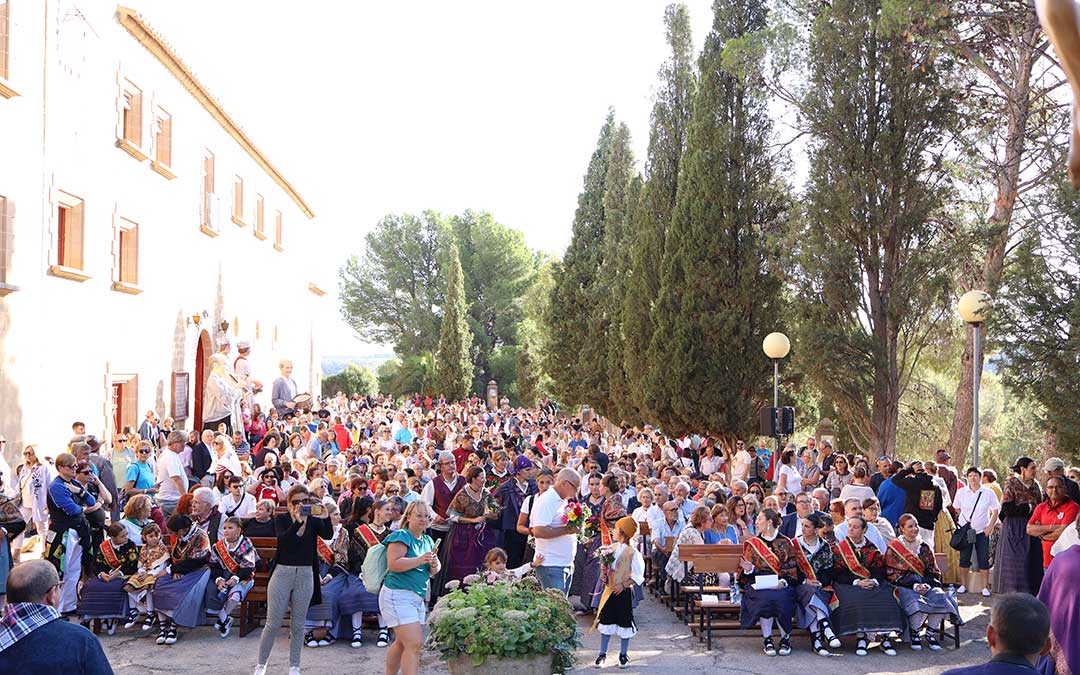 Masiva romería en honor a la Virgen de Pueyos. / A.Z.