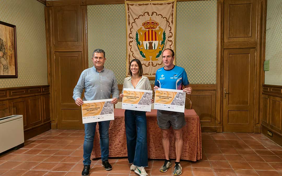 Rueda de prensa de la I Milla Urbana de Alcañiz con Eduardo Orrios, Isabel Macías y Marc Martínez./ M.B.