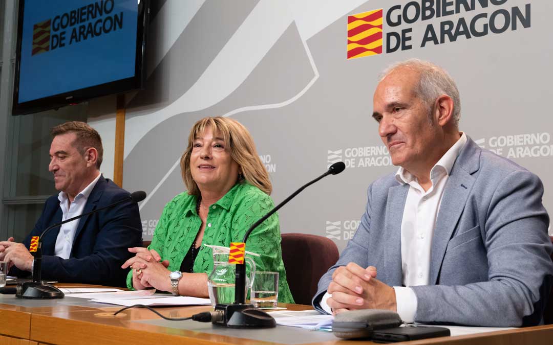 La consejera de Educación, Tomasa Hernández, el secretario general técnico del Departamento, Manuel Magdaleno, y el director general de Planificación, Centros y Formación Profesional, Luis Mallada, ayer en rueda de prensa./ DGA