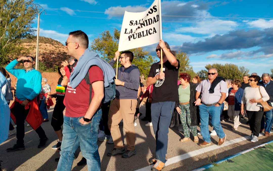 Multitud de vecinos se han sumado a la protesta con sus pancartas./MAR