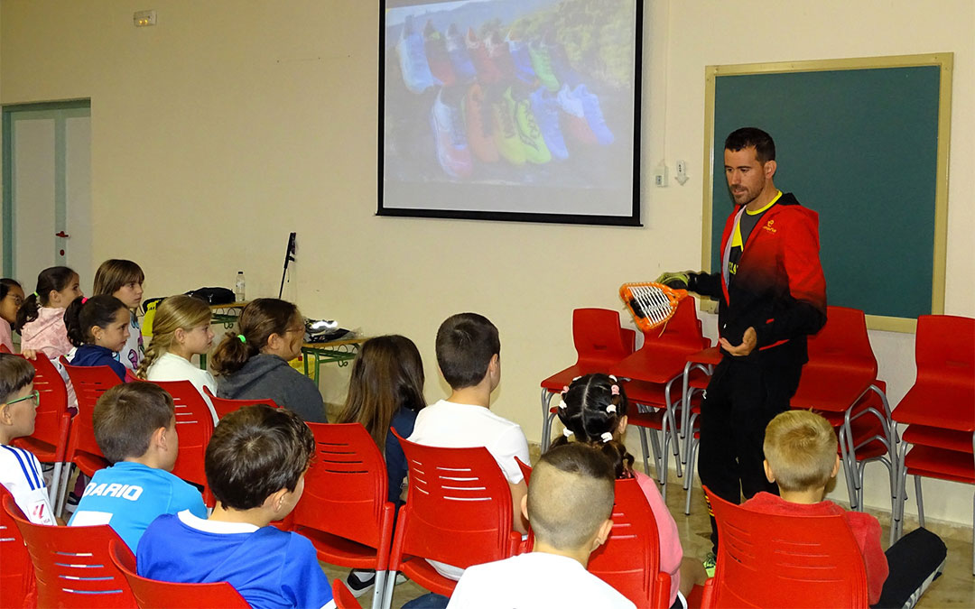 El galardonado deportista valderrobrense de Trail Running Carlos Jávega visitó el CEIP El Justicia de Aragón Alcorisa para acercar esta modalidad del atletismo al alumnado./ Ayuntamiento de Alcorisa